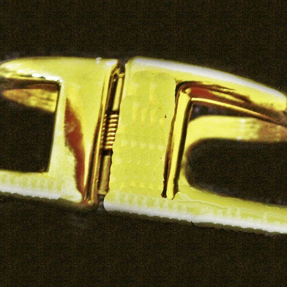 Snap it on or off in a second - Picture 3 of 9